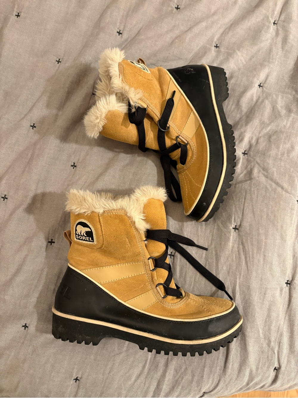 Sorel womens black & tan snow boots size 8